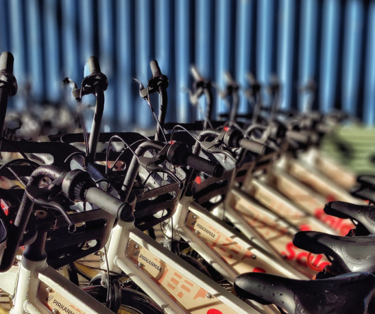 kaupunkipyöriä talvivarastossa